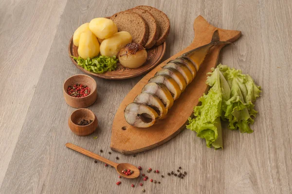 Maquereau Légumes Fumés Grillés Sur Une Planche Découper Sur Table — Photo