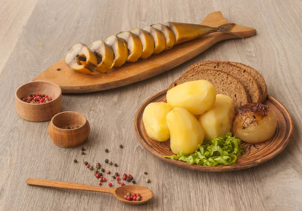 Maquereau Légumes Fumés Grillés Sur Une Planche Découper Sur Table — Photo