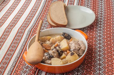 Mutfak masasındaki tabaklar üzerinde sebzeli turuncu tavşanlı.