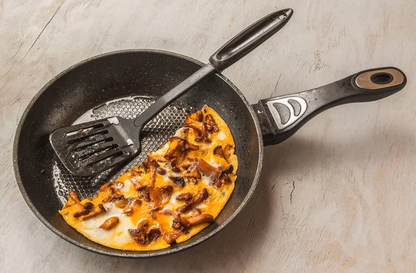 Omelette Mit Pfifferlingen Einer Pfanne Auf Einem Grauen Tisch Flache — Stockfoto