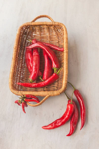 Pods Rode Hete Peper Een Mand Een Grijze Tafel Vlakke — Stockfoto