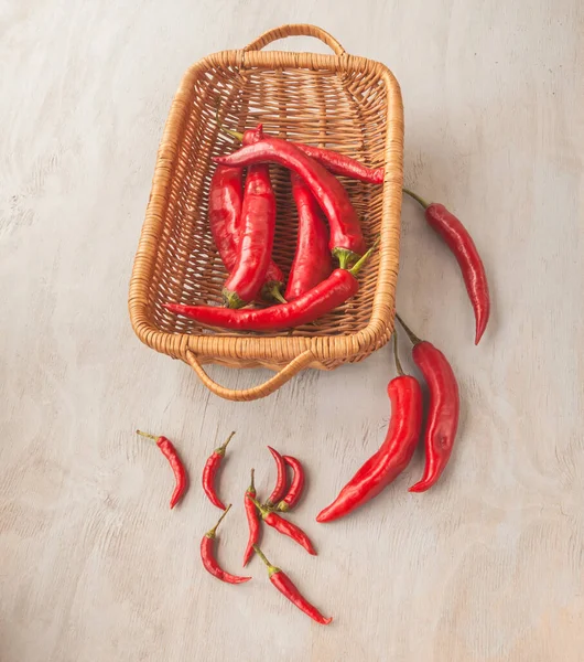 Oogst Van Rode Hete Peper Een Mand Een Grijze Tafel — Stockfoto