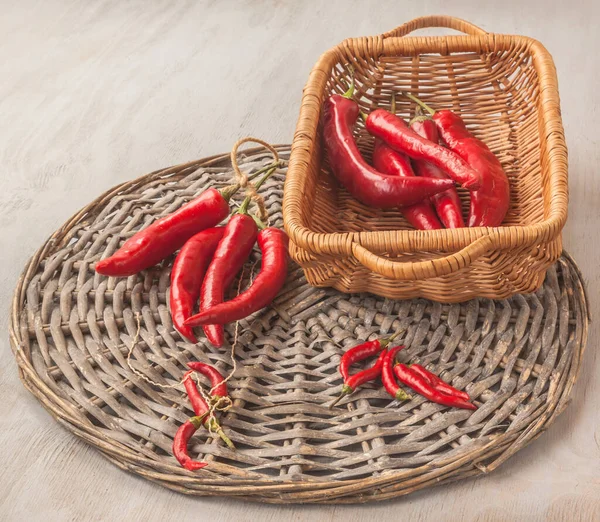 Oogst Van Rode Hete Peper Een Mand Een Grijze Tafel — Stockfoto