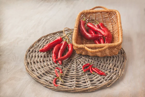 Oogst Van Rode Hete Peper Een Mand Een Grijze Tafel — Stockfoto