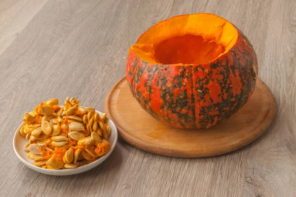 Peeled Pumpkin Cutting Board Seeds Saucer Kitchen Table — Stock Photo, Image
