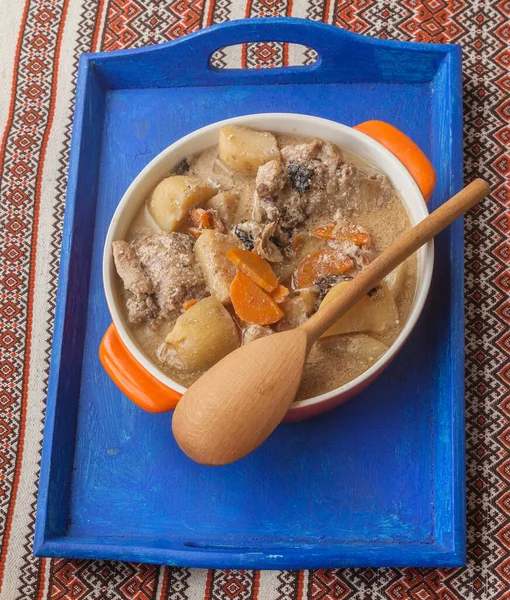 Orangener Topf Mit Geschmortem Kaninchen Mit Gemüse Auf Einem Blauen — Stockfoto