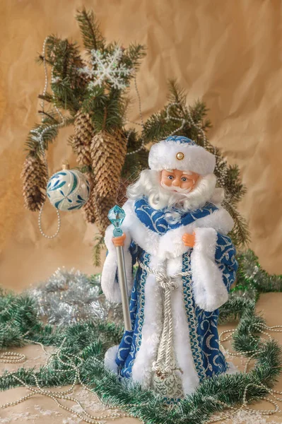 Hračky Otec Frost Pozadí Smrkových Větví Kužely Masově Vyráběné Výrobky — Stock fotografie