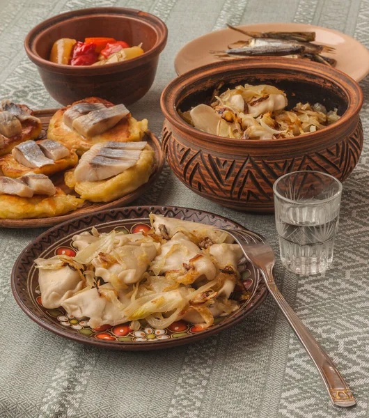 Hemlagad Kött Dumplings Ukrainska Vareniki Med Stekt Lök Tallrik Och — Stockfoto