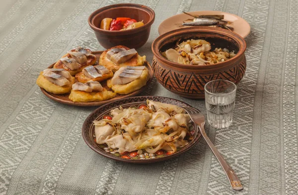 Dumplings Carne Caseros Vareniki Ucraniano Con Cebolla Frita Plato Tortitas —  Fotos de Stock