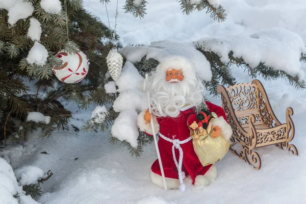 Brinquedo Father Frost Sob Árvore Coberta Neve Produtos Produzidos Massa — Fotografia de Stock