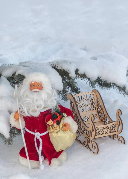 白雪覆盖的树下的玩具父亲霜冻 批量生产的产品 — 图库照片