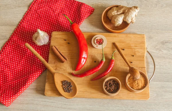 Gewürze Und Gewürze Auf Dem Küchentisch Zutaten Für Würzige Soßen — Stockfoto