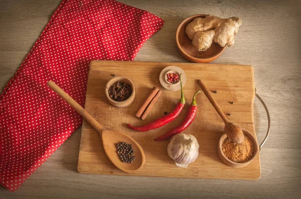 Gewürze Und Gewürze Auf Dem Küchentisch Zutaten Für Würzige Soßen — Stockfoto