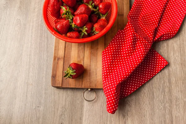 草莓在木桌上的香菜里 — 图库照片