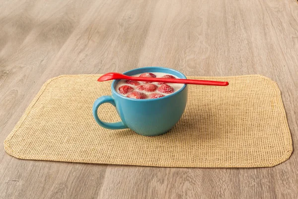Fragole Frutti Bosco Con Yogurt Fiocco Blu Cucchiaio Rosso — Foto Stock