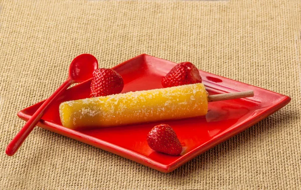 Popsicles Strawberries Red Plate Summer Dessert — Stock Photo, Image