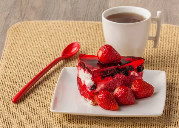 芝士蛋糕 草莓和一杯冰凉的饮料放在木制桌子上 — 图库照片