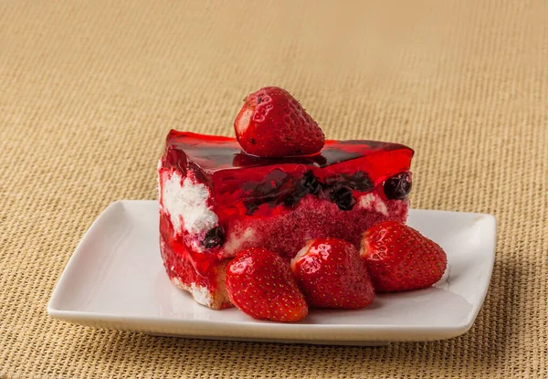 有草莓草莓的芝士蛋糕 放在木制桌子上 — 图库照片