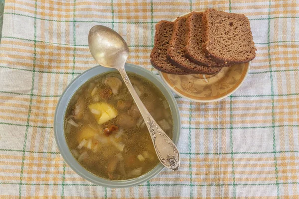 Teller Mit Pilzsuppe Und Roggenbrot Flach Gelegt — Stockfoto