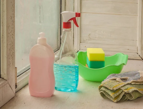 Kirli pencere ve temizlik ürünleri. Evde bahar temizliği konsepti.