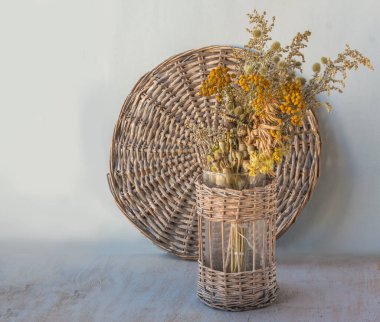 Kuru otlar ve haşhaş kafalarla dolu bir buket, Maccabees şehitlerinin anısına geleneksel bir gün..