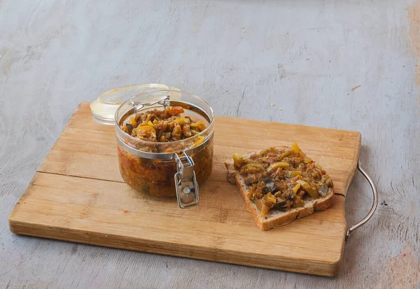 Conserve Melanzane Caviale Vegetale Vegetariano Fatto Casa Vaso Vetro Tavolo — Foto Stock