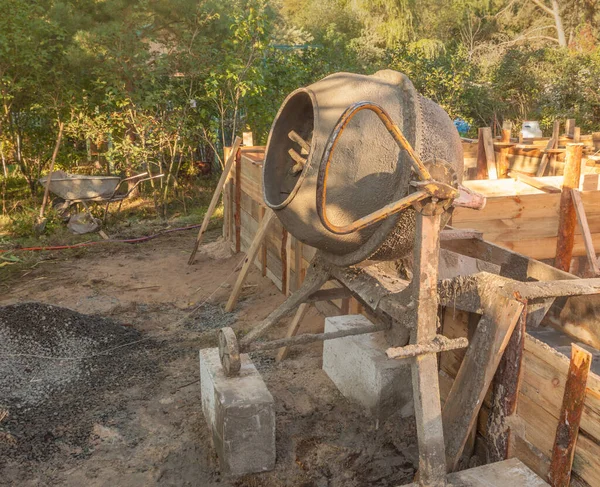 Concrete mixer near the formwork for the foundation for the construction of a garden house — Stock Image Concrete Mixer Formwork Foundation Construction Garden House Stock Picture
