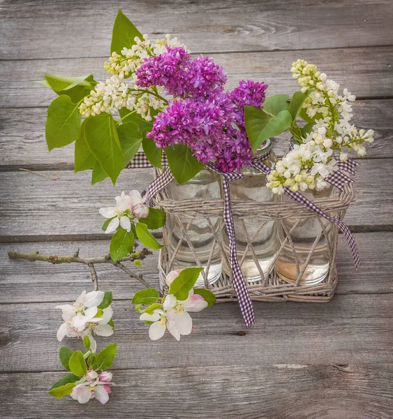 Krásná Lilac Kvetoucí Větví Jablka Dřevěném Pozadí — Stock fotografie