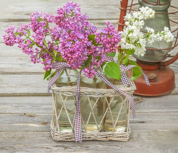 Buket Med Syriner Gammel Parafinlampe Trebordet – stockfoto