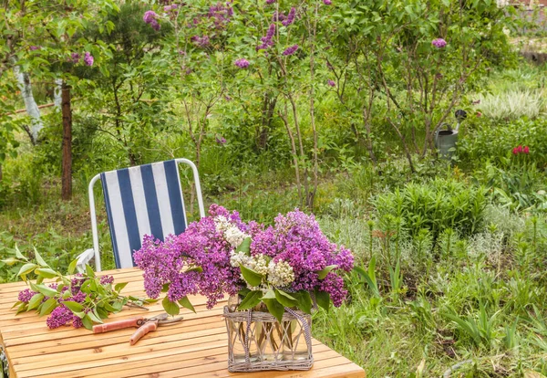 春の庭のテーブルの上にライラックの花束 — ストック写真
