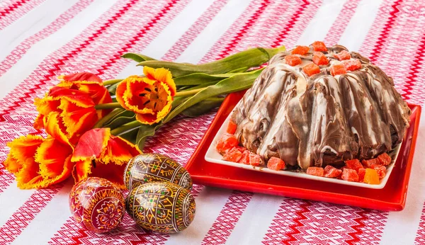 イースターの卵の近くにチョコレートアイシングイースターケーキ 大量生産 — ストック写真