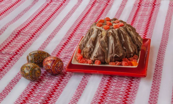 复活节彩蛋附近有巧克力结冰的复活节蛋糕 批量生产 — 图库照片