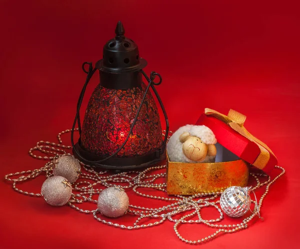 Farol Vintage Cristal Adornos Árboles Navidad Una Figura Oveja Concepto —  Fotos de Stock