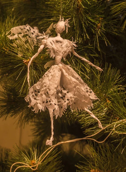 圣诞树上的纸巾做的自制芭蕾舞演员 — 图库照片