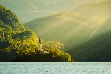 bled Gölü, ada, kale ve arka plan, Slovenya, Avrupa dağ