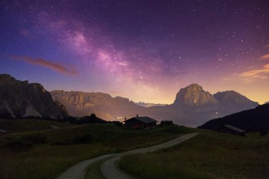 İle bin-in yıldız Val Gardena Dolomites, İtalya biberli gece gökyüzü