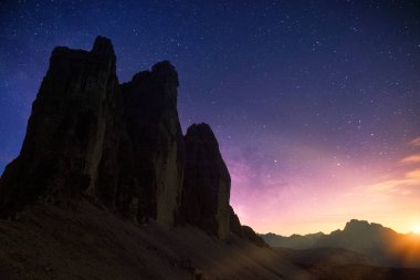 Gece gökyüzü binlerce yıldızla kaplandı Drei Zinnen (Tre Cime di Lavaredo) Dolomitler, İtalya