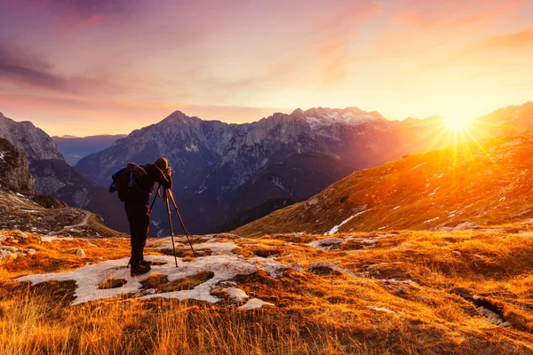 Fotógrafo Naturaleza Tomando Fotos Las Montañas Los Alpes Julianos Cerca —  Fotos de Stock