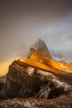 Seceda yoğun bulutlar ve şaşırtıcı günbatımı, Odle dağ silsilesi, Dolomites, İtalya