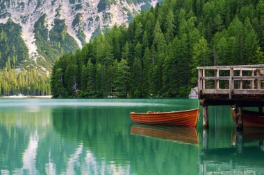 İtalyan Alplerinde güzel bir göl, Dolomites Dağlarında Lago di Braies