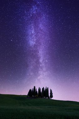 Toskana, yıldızlı gökyüzü ve güzel bir Samanyolu altında