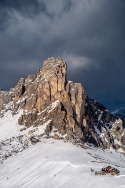 Fantastik kış manzara Passo Giau - Dolomites - İtalya