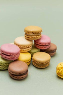 Fransızca macaroons veya yeşil zemin üzerine macarons Vintage pastel renkli