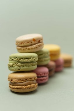 Fransızca macaroons veya yeşil zemin üzerine macarons Vintage pastel renkli