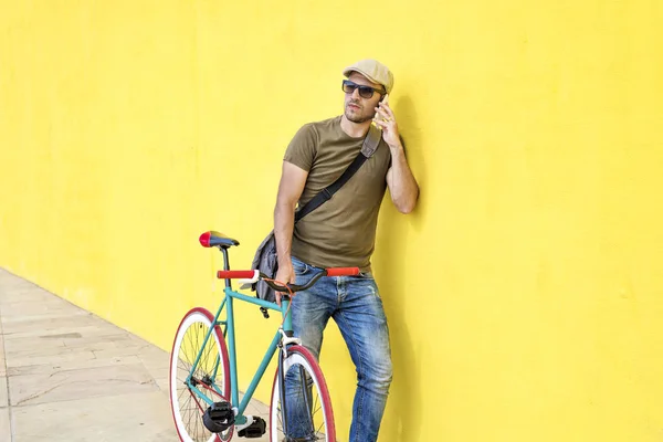 Vista Lateral Jovem Com Uma Bicicleta Vintage Vestindo Roupas Casuais — Fotografia de Stock