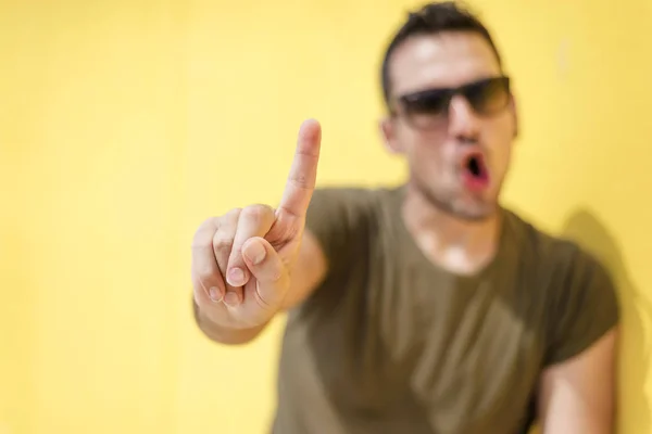 Front View Defocus Cool Man Saying Sunglasses — Stock Photo, Image