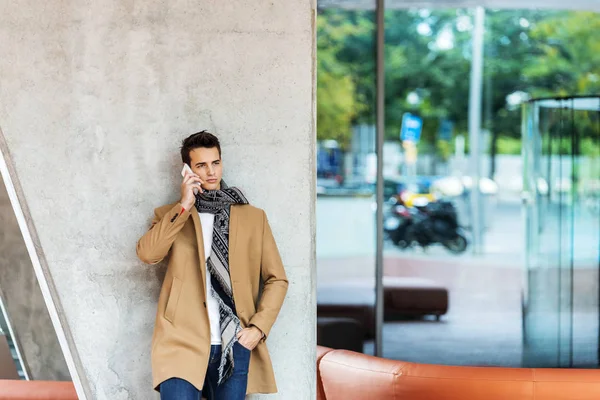 Framifrån Fashionabla Ung Man Klädd Denim Kläder Lutad Mot Vägg — Stockfoto