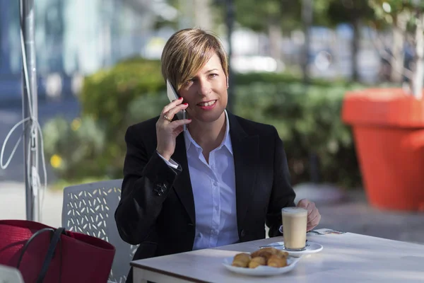 Vue Face Une Élégante Femme Affaires Souriante Assise Sur Une — Photo