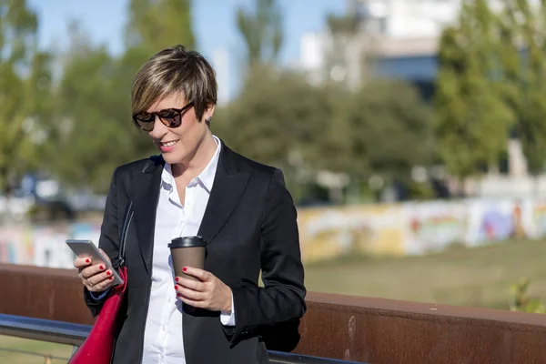 Vista Frontal Una Mujer Negocios Elegante Sonriente Con Gafas Sol — Foto de Stock