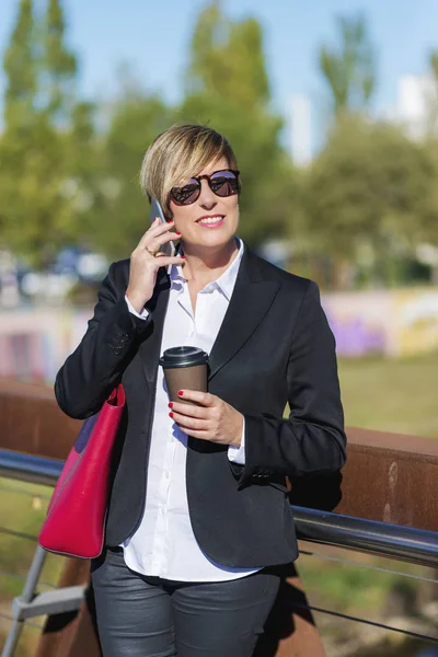 Vista Frontal Una Mujer Negocios Elegante Sonriente Con Gafas Sol — Foto de Stock